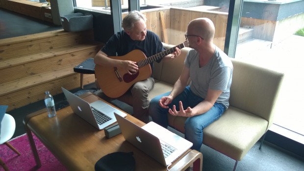Enzo Galli (l.) erarbeitet die Lektionen für die App. (Foto: Alexander Merz/Golem.de)